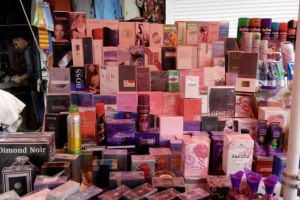 Tineri prinşi de poliţie că vindeau parfumuri contrafăcute în Piaţa Mare