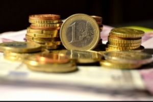 VEŞTI BUNE pentru românii cu credite în Euro. Moneda scade la un nou MINIM istoric