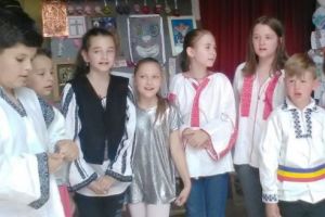 La şezătoare, cu copiii de la Gimnaziul „Friedrich Schiller”