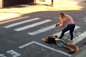 Mama-poliţist care a împuşcat agresorul în poarta şcolii, declarată eroină