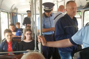 Controlorii STPT si politistii le-au povestit despre hoti celor ce folosesc transportul public