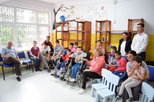 Un grup de tineri din Ploiesti a organizat un spectacl-surpriza pentru copiii de la Centrul 