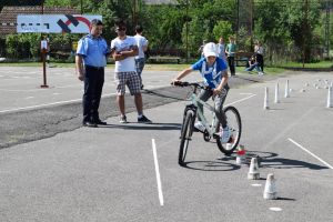 Le-ar putea da lecţii multor şoferi: Copiii din 10 judeţe s-au întrecut în reguli de circulaţie la Şuncuiuş (FOTO)