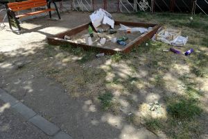 FOTO. Nesimţire fără limite! Spaţiu de joacă din centrul Sătmarului, împânzit de mizerie