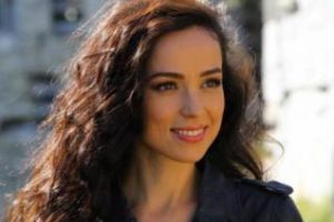 Olivia Steer nu şi-a mai vopsit părul de 5 ani. Prin ce miracol nu mai mare fire albe