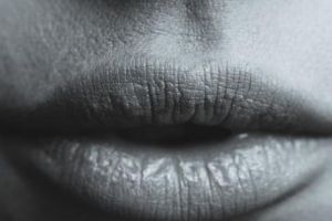 Ce înseamnă dacă ai gust metalic în gură şi cum scapi de el  