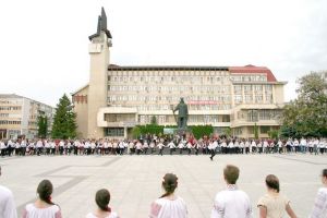 Dansatorii populari au cucerit centrul Vasluiului: Ziua Iei, marcată printr-un flash-mob de amploare