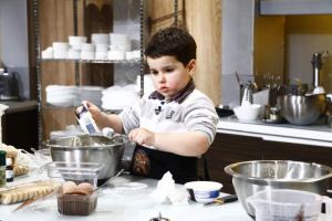 Chefi la cutite. Cel mai mic si simpatic bucatar are doar patru ani si este din Constanta. Juratii au ramas surprinsi