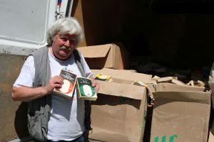 Biblioteca Judeţeană: Cantautorul Adrian Ivaniţchi, donaţie importantă de carte