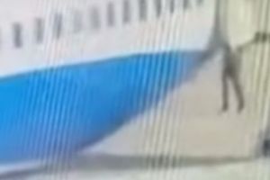 Un PILOT a fost TRAS afară din AVION la 10.000 de metri înălţime. PANICĂ la BORD după EXPLOZIA unei FERESTRE din carlingă