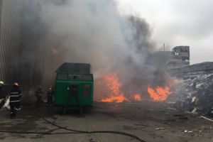 Incendiu de amploare in Pleasa, la un depozit de mase plastice!