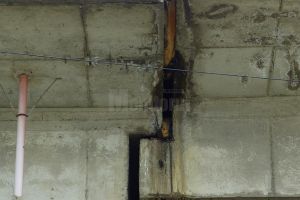 Podul de peste râul Suceava de la Vereşti se frânge de la mijloc şi pune în pericol ...