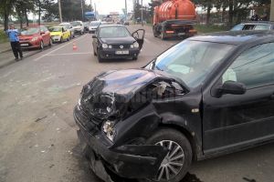 Accident în intersecţie, pe Calea Unirii, după ce un şofer a forţat semaforul