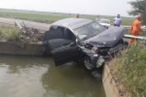 GALERIE FOTO: Accident la iesire din Muchea / Unul dintre soferi a ajuns la spital