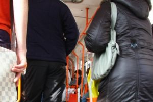 Două femei, din Alba Iulia şi Botoşani, cercetate pentru furt – Au sustras o sumă de bani de la un bărbat ce era pasager într-un autobuz