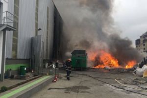 INCENDIU la un depozit de MASE PLASTICE din PRAHOVA. Pompierii au intervenit IMEDIAT