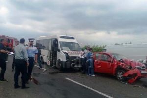 FOTO-ULTIMĂ ORĂ: Accident cu doi răniţi pe DN2, la Garoafa