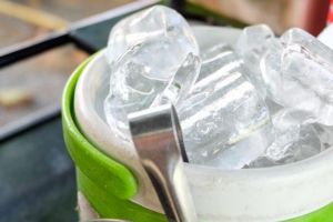 Greţos! Cuburi de gheaţă cu sute de bacterii din materii fecale, găsite în magazine