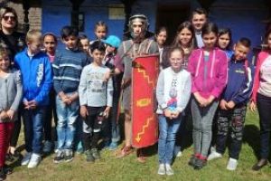 Elevi romi prezenti la Festivalul Dacilor