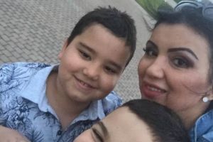 Adriana Bahmuţeanu a postat această fotografie, în care apare alături de fiii ei. Imediat au apărut reacţiile după ce oamenii au observat cu cine seamănă. Vedeta nu a mai rezistat şi le-a dat replica