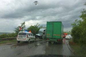 FOTO/ Accident rutier pe DN1, la ieşire din Blaj spre Alba Iulia. Coliziune între un camion şi o autoutilitară