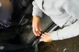 Bărbat care cerşea, pretinzând că are mâinile amputate, sancţionat de jandarmi