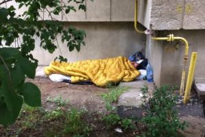 Reşedinţa lor de vară e afară. Ce facem cu oamenii străzii?