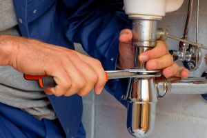 Meşterul penal: Un instalator prins că a lucrat la negru a fost inculpat pentru evaziune fiscală