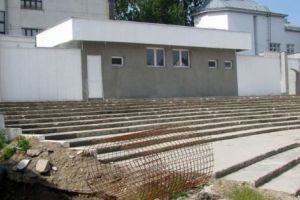Nou la Teatrul de vară din Piteşti: lanţ de calitatea I de la poartă…