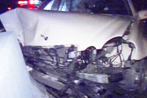 Un şofer din Cristuru Secuiesc a lovit un autoturism şi l-a proiectat într-un cap de pod