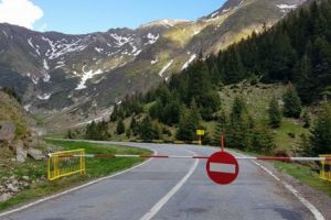 Revoltă pe Transfăgărăşan: 15 operatori de turism au dat în judecată CNAIR pentru a o obliga să ridice interdicţia de circulaţie