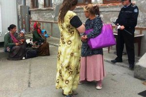 FOTO. Cerşetoare din Sălaj, prinse de poliţiştii locali din Satu Mare. Au fost amendate şi trimise acasă