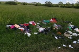 FOTO – Gunoaie aruncate în spatele blocurilor din Cartierul Arhitecţilor