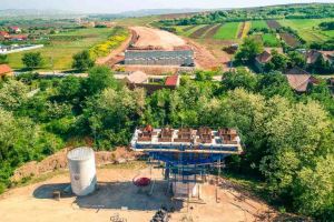 Cele mai însemnate progrese la autostrăzi în ultima lună: Italienii de la Tirrena au revenit pe primul loc. Antreprenorul Pizzarotti a mărit ritmul, iar grecii de la Aktor au raportat doar un progres anemic