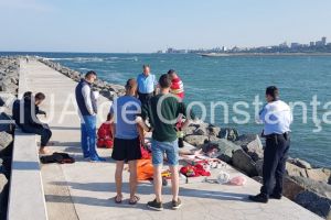 Imagini de la eveniment. Interventie de urgenta pe o plaja din Constanta. Un barbat a fost gasit inconstient. Ambulanta chemata in ajutor (galerie foto-video)        