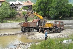 Primăria decolmatează pârâurile şi cursurile de apă din Sibiu