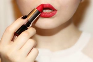 Amenzi de 90.000 de lei, aplicate comercianţilor de produse cosmetice. Ce deficienţe a găsit Protecţia Consumatorilor