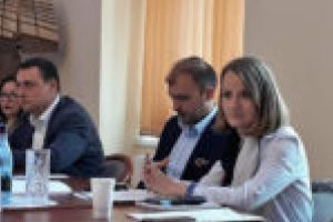 Peste 300.000 de lei din fonduri europene la Caransebeş. Pentru schimbarea atitudinii funcţionarilor publici faţă de cetăţenii urbei!