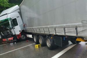 FOTO – Accident pe Valea Oltului. Trei persoane rănite la Câineni
