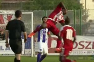 IMAGINI ȘOCANTE! Doi jucători s-au CIOCNIT cap în cap! Unul şi-a ÎNGHIȚIT LIMBA. INCIDENT DRAMATIC pe teren, în urmă cu puţin timp