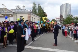 Primarul Gutău i-a felicitat pe absolventii Colegiului Naţional ”Matei Basarab”