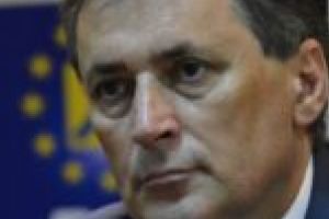 Senatorul Marcel Vela, către ministrul Carmen Dan: Poliţia nu poate fi profesionistă cu pistoale Carpaţi din 1974!