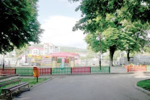 Lucrări edilitare huşene: Spaţiul de joacă din Parcul Rodina va fi modernizat