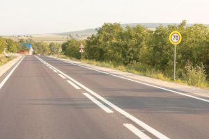 După ce i-au năucit pe bârlădeni cu promisiuni aiuritoare, guvernanţilor li s-a pus pata pe locuitorii municipiului reşedinţă: Cică şi Vasluiul va avea şosea de centură!