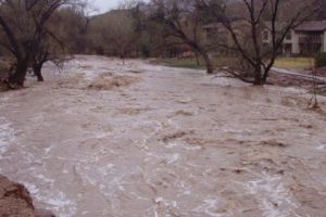 Pericol de inundaţii pe trei râuri din judeţ