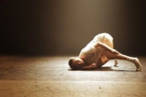 Spectacole de dans contemporan, susţinute de doi artişti sud-coreeni, la Sfântu Gheorghe