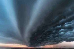 PROGNOZA METEO A VERII: Fenomene extreme, precipitaţii abundente, furtuni violente, dar şi caniculă