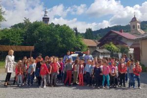 FOTO: Poliţiştii au continuat activităţile dedicate siguranţei. Întâlnire cu elevii din clasele primare de la Câmpeni