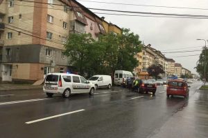 FOTO: ACCIDENT rutier în Alba Iulia. Coliziune între un autoturism şi un microbuz, în apropiere de staţia de salvare