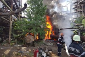 Incendiu la Rafinaria Astra din Ploiesti. Intervin salvatorii (galerie foto)